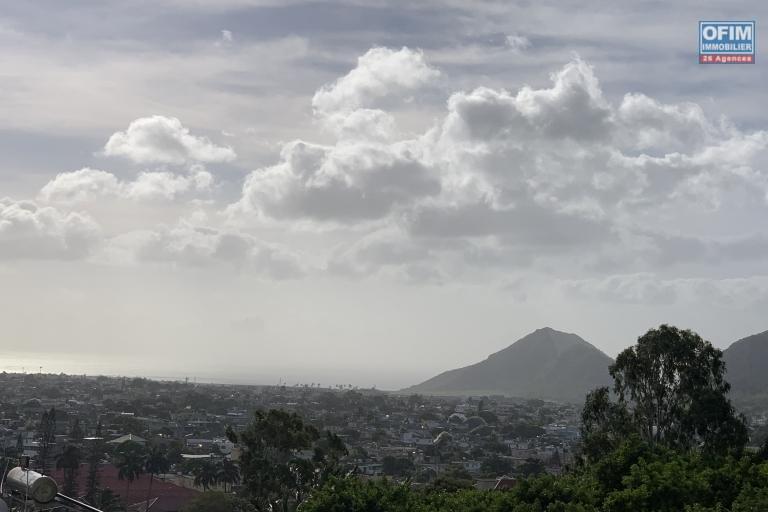 Quatre Bornes à louer récente est immense villa avec une vue époustouflante et qui possède quatre chambres, une piscine couverte et un garage.