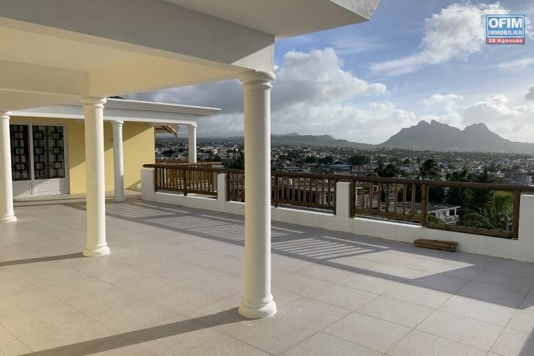 Quatre Bornes à louer récente est immense villa avec une vue époustouflante et qui possède quatre chambres, une piscine couverte et un garage.