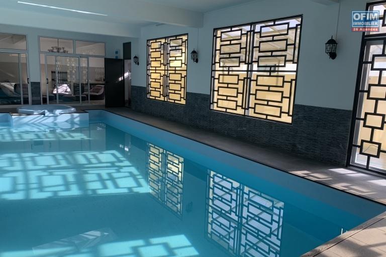 Quatre Bornes à louer récente est immense villa avec une vue époustouflante et qui possède quatre chambres, une piscine couverte et un garage.