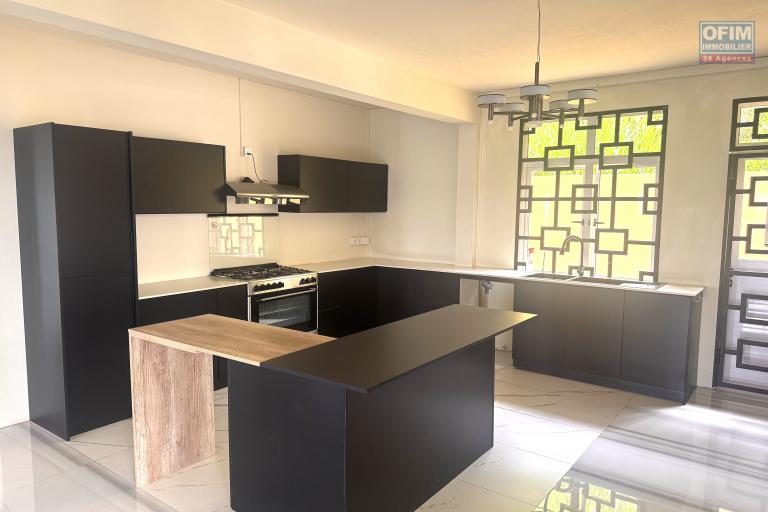 Quatre Bornes à louer récente est immense villa avec une vue époustouflante et qui possède quatre chambres, une piscine couverte et un garage.