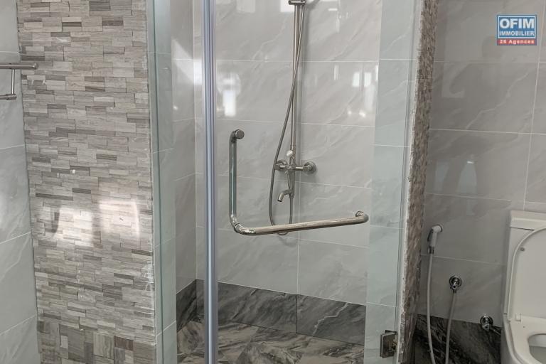 Quatre Bornes à louer récente est immense villa avec une vue époustouflante et qui possède quatre chambres, une piscine couverte et un garage.