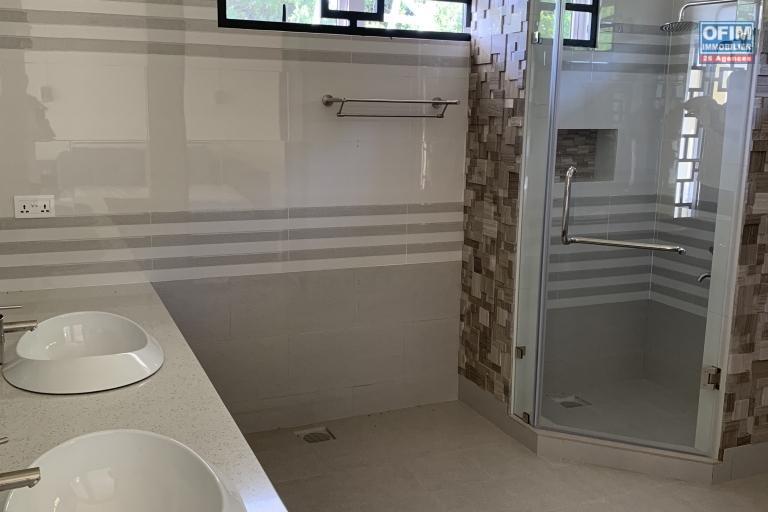 Quatre Bornes à louer récente est immense villa avec une vue époustouflante et qui possède quatre chambres, une piscine couverte et un garage.