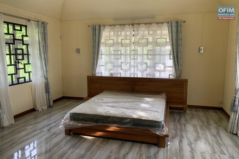 Quatre Bornes à louer récente est immense villa avec une vue époustouflante et qui possède quatre chambres, une piscine couverte et un garage.