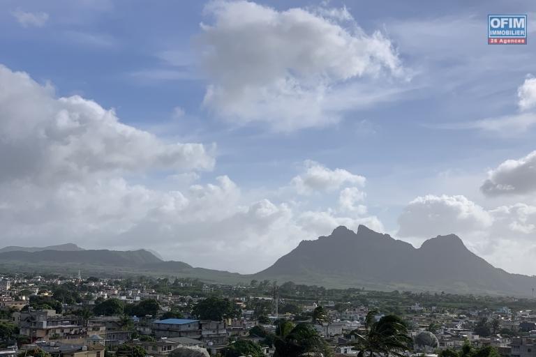 Quatre Bornes à louer récente est immense villa avec une vue époustouflante et qui possède quatre chambres, une piscine couverte et un garage.