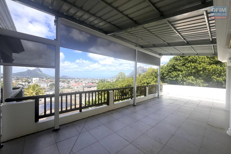 Quatre Bornes à louer récente est immense villa avec une vue époustouflante et qui possède quatre chambres, une piscine couverte et un garage.