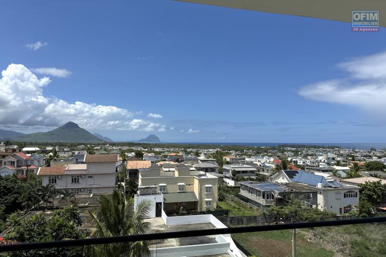 Flic en Flac, 3-bedroom apartment for rent located on the fourth floor with elevator and covered parking, in a secure residence with a breathtaking view.