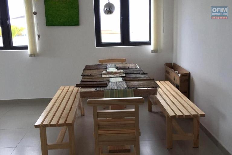 Flic en Flac &agrave; louer appartement 3 chambres situ&eacute; au quatri&egrave;me &eacute;tages avec ascenseur et parking couvert, dans une r&eacute;sidence s&eacute;curis&eacute;e et poss&eacute;dant une vue imprenable.