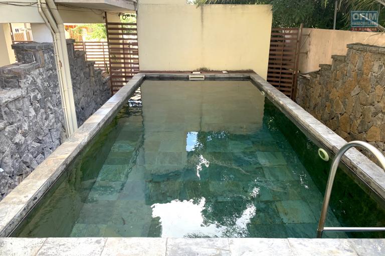 Flic en Flac &agrave; louer appartement 2 chambres avec piscine commune situ&eacute; au rez-de-chauss&eacute;e d&rsquo;une r&eacute;sidence s&eacute;curis&eacute;e &agrave; 2 pas de la plage et des commerces.