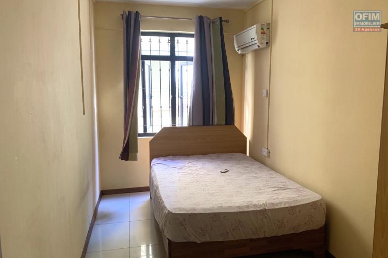 Flic en Flac &agrave; louer appartement 2 chambres avec piscine commune situ&eacute; au rez-de-chauss&eacute;e d&rsquo;une r&eacute;sidence s&eacute;curis&eacute;e &agrave; 2 pas de la plage et des commerces.