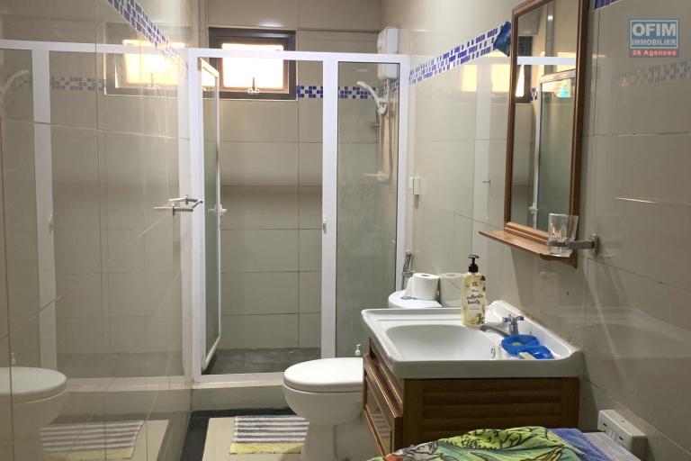 Flic en Flac &agrave; louer appartement 2 chambres avec piscine commune situ&eacute; au rez-de-chauss&eacute;e d&rsquo;une r&eacute;sidence s&eacute;curis&eacute;e &agrave; 2 pas de la plage et des commerces.