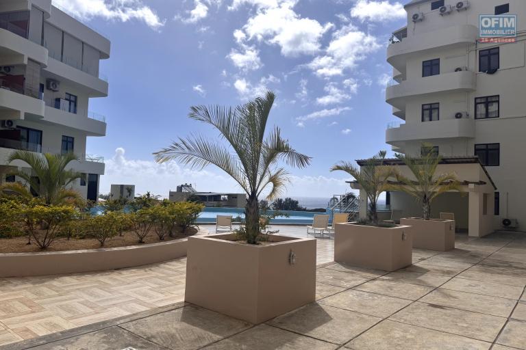 Flic en Flac – À louer bel appartement 2 chambres situé dans une résidence de standing avec piscine, salle de sport et parking couvert.