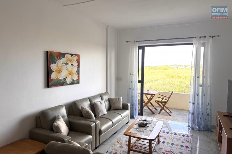 Flic en Flac – À louer bel appartement 2 chambres situé dans une résidence de standing avec piscine, salle de sport et parking couvert.