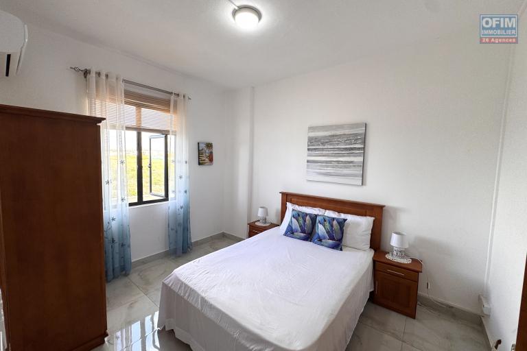 Flic en Flac – À louer bel appartement 2 chambres situé dans une résidence de standing avec piscine, salle de sport et parking couvert.