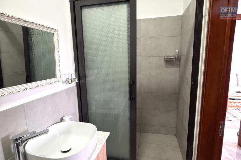 Flic en Flac – À louer bel appartement 2 chambres situé dans une résidence de standing avec piscine, salle de sport et parking couvert.