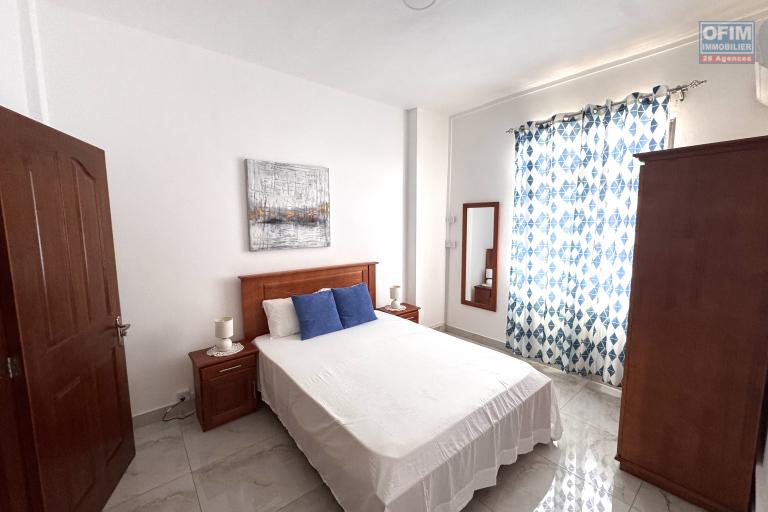 Flic en Flac – À louer bel appartement 2 chambres situé dans une résidence de standing avec piscine, salle de sport et parking couvert.