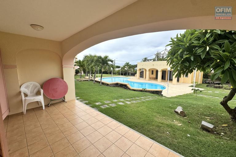 Tamarin à louer ravissant duplex 3 chambres situé dans une résidence sécurisée avec piscine commune et un grand parc au calme.