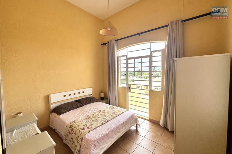 Tamarin à louer ravissant duplex 3 chambres situé dans une résidence sécurisée avec piscine commune et un grand parc au calme.