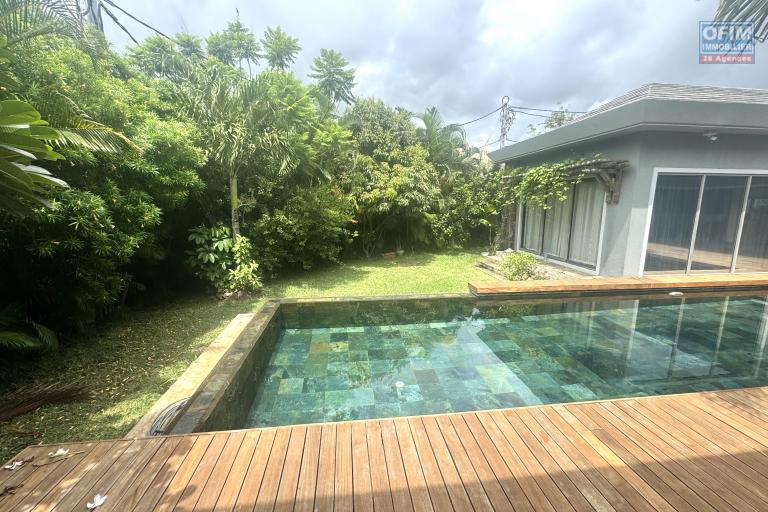 Tamarin &ndash; Location moyenne dur&eacute;eAgr&eacute;able villa de 3 chambres situ&eacute;e dans un quartier r&eacute;sidentiel, s&eacute;curis&eacute; et paisible.