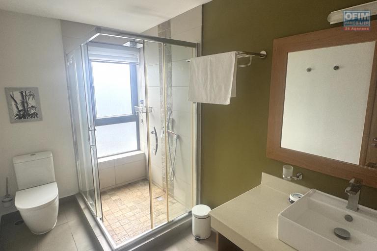 Tamarin &ndash; Location moyenne dur&eacute;eAgr&eacute;able villa de 3 chambres situ&eacute;e dans un quartier r&eacute;sidentiel, s&eacute;curis&eacute; et paisible.