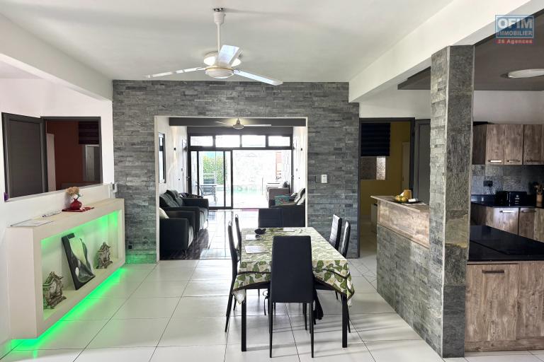 Maison 4 chambres avec piscine et rooftop &ndash; Location long terme &agrave; Flic en Flac