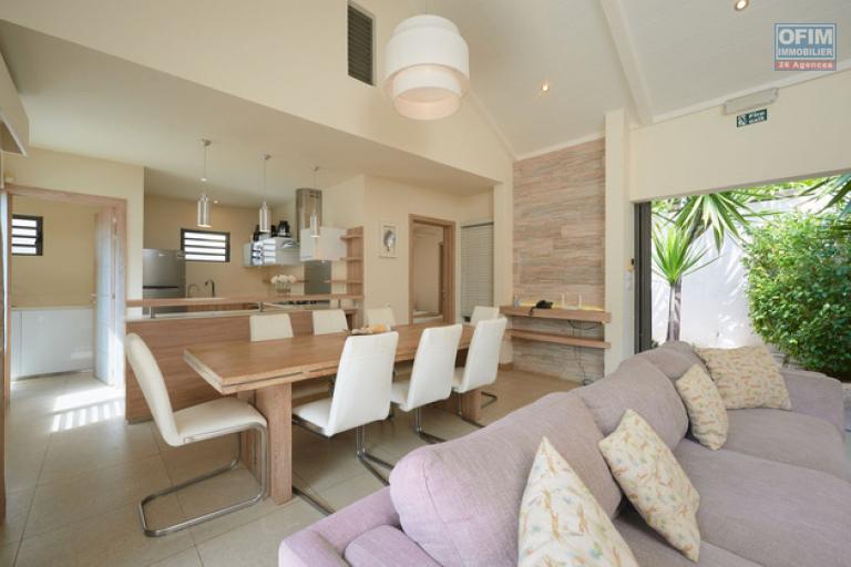 A vendre villa dans une r&eacute;sidence de prestige accessible aux &eacute;trangers. A deux minutes du centre de Grand Baie.