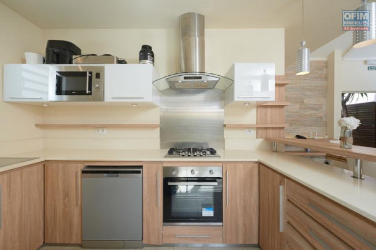 A vendre villa dans une r&eacute;sidence de prestige accessible aux &eacute;trangers. A deux minutes du centre de Grand Baie.