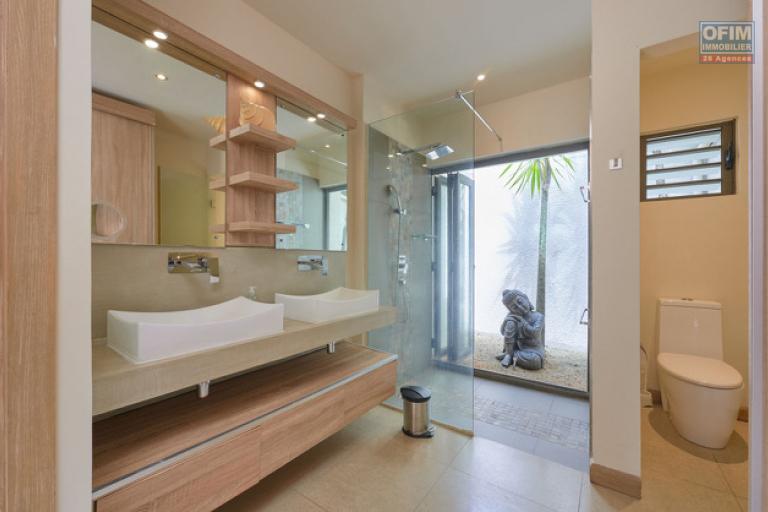 A vendre villa dans une r&eacute;sidence de prestige accessible aux &eacute;trangers. A deux minutes du centre de Grand Baie.