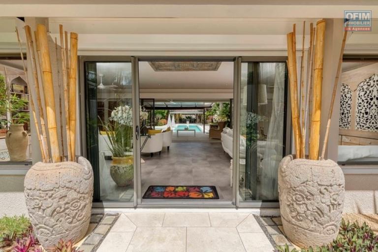 A vendre villa dans une r&eacute;sidence de prestige accessible aux &eacute;trangers. A deux minutes du centre de Grand Baie.