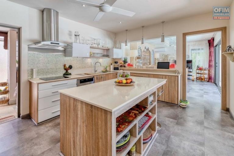 A vendre villa dans une r&eacute;sidence de prestige accessible aux &eacute;trangers. A deux minutes du centre de Grand Baie.