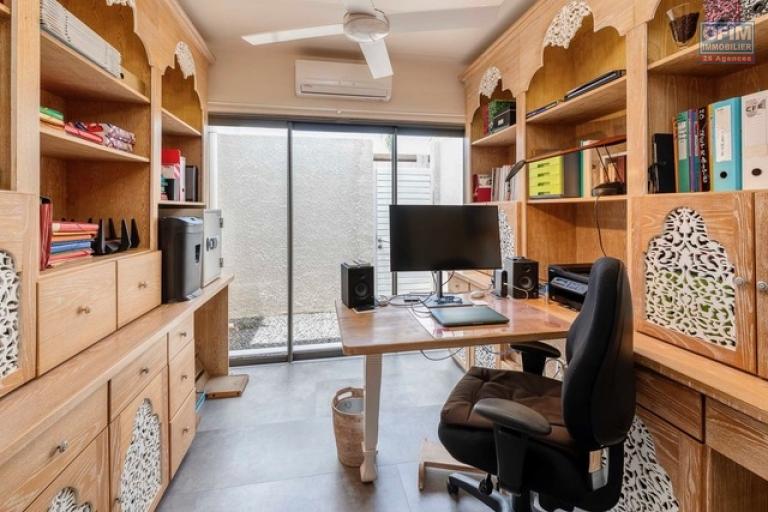 A vendre villa dans une r&eacute;sidence de prestige accessible aux &eacute;trangers. A deux minutes du centre de Grand Baie.