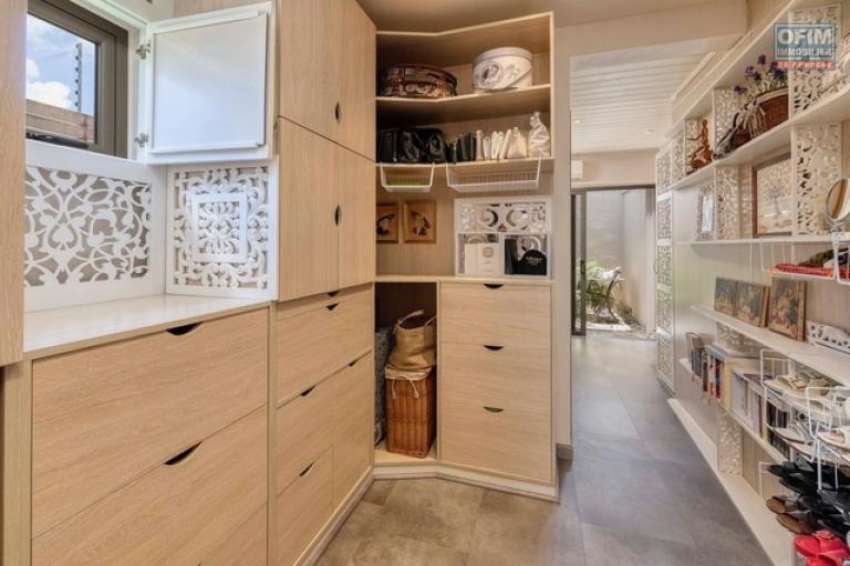 A vendre villa dans une r&eacute;sidence de prestige accessible aux &eacute;trangers. A deux minutes du centre de Grand Baie.