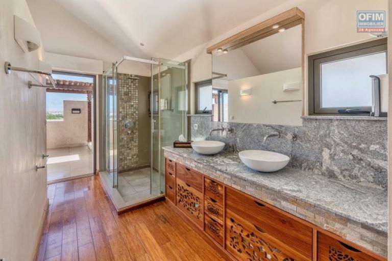 A vendre villa dans une r&eacute;sidence de prestige accessible aux &eacute;trangers. A deux minutes du centre de Grand Baie.