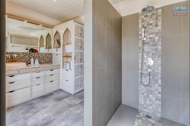 A vendre villa dans une r&eacute;sidence de prestige accessible aux &eacute;trangers. A deux minutes du centre de Grand Baie.