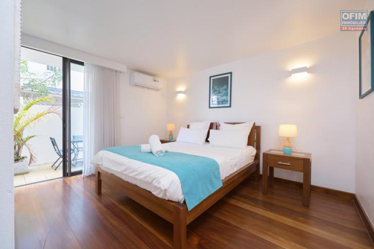 A vendre appartement d'une chambre en suite en rez de jardin, meubl&eacute; et &eacute;quip&eacute; accessible aux &eacute;trangers &agrave; Mont Choisy.