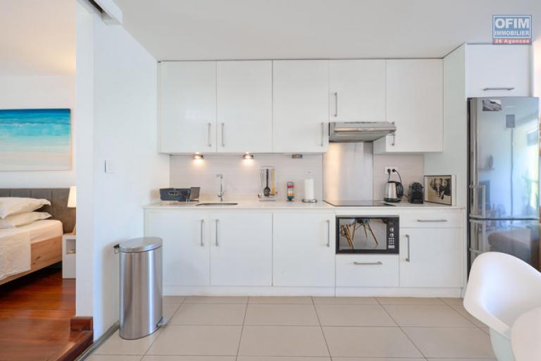 A vendre appartement d'une chambre au 1er &eacute;tage, meubl&eacute; et &eacute;quip&eacute; accessible aux &eacute;trangers &agrave; Mont Choisy.