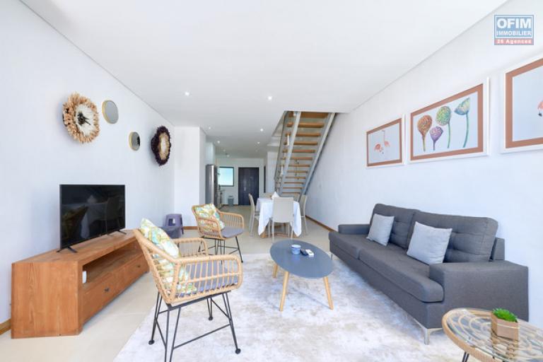 A vendre appartement Accessible aux étrangers (R+2) sur Grand Baie La Croisette, duplex de 130 m2, vendu meublé et équipé.