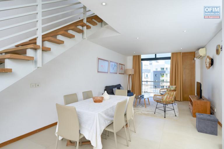A vendre appartement Accessible aux étrangers (R+2) sur Grand Baie La Croisette, duplex de 130 m2, vendu meublé et équipé.