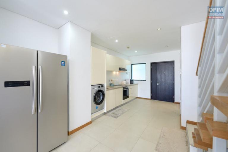 A vendre appartement Accessible aux étrangers (R+2) sur Grand Baie La Croisette, duplex de 130 m2, vendu meublé et équipé.