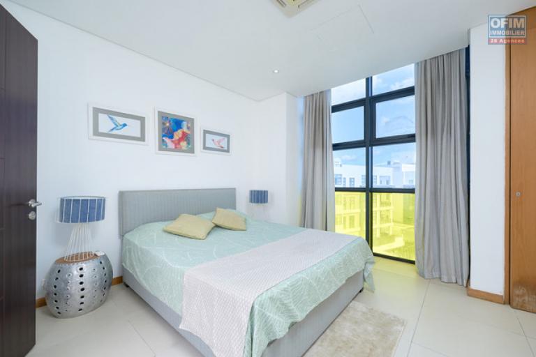 A vendre appartement Accessible aux étrangers (R+2) sur Grand Baie La Croisette, duplex de 130 m2, vendu meublé et équipé.