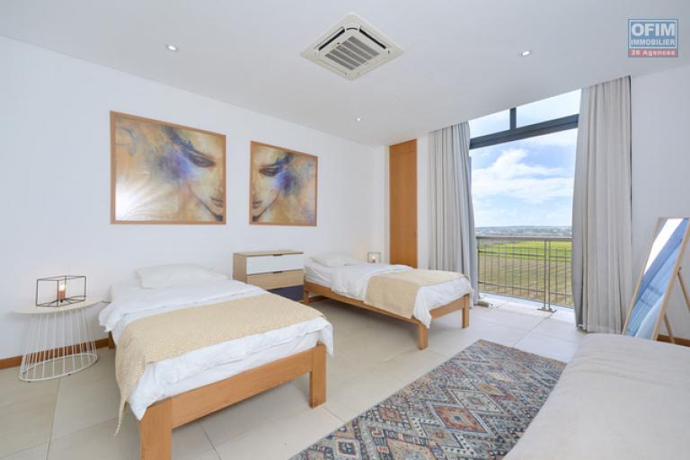 A vendre appartement Accessible aux étrangers (R+2) sur Grand Baie La Croisette, duplex de 130 m2, vendu meublé et équipé.