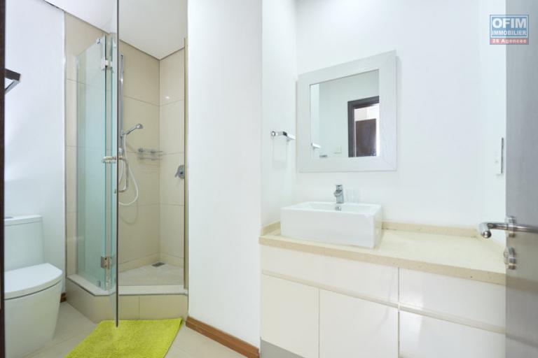 A vendre appartement Accessible aux étrangers (R+2) sur Grand Baie La Croisette, duplex de 130 m2, vendu meublé et équipé.