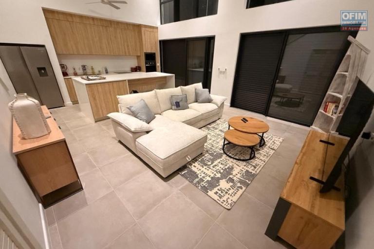 A vendre appartement type duplex de 3 chambres en suite, rez de jardin, meublé accessible aux étrangers à Pointe Aux Canonniers.