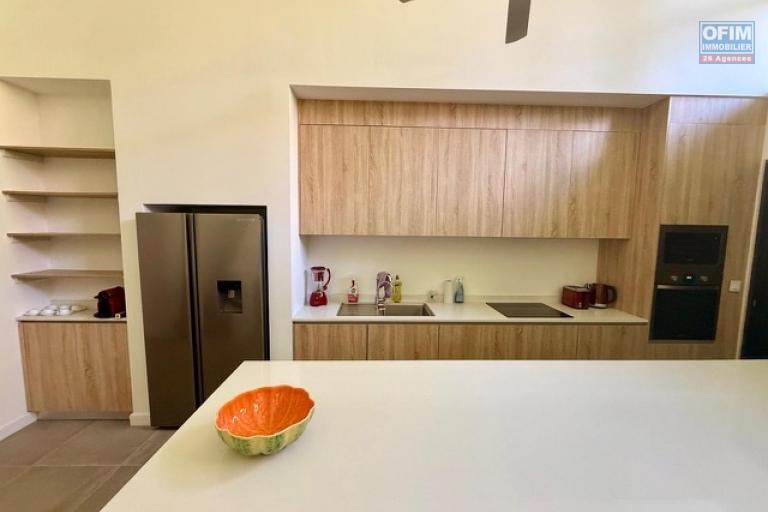 A vendre appartement type duplex de 3 chambres en suite, rez de jardin, meublé accessible aux étrangers à Pointe Aux Canonniers.