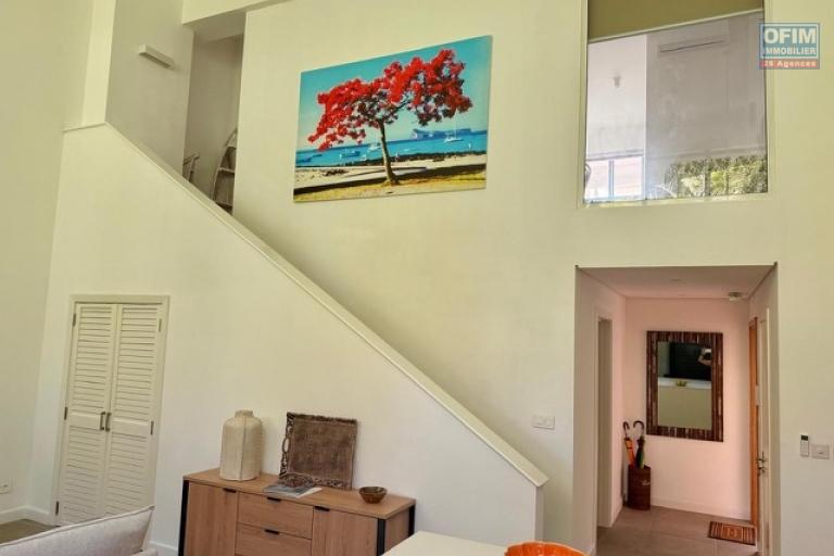 A vendre appartement type duplex de 3 chambres en suite, rez de jardin, meublé accessible aux étrangers à Pointe Aux Canonniers.