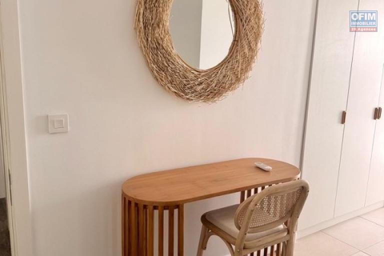 A vendre appartement type duplex de 3 chambres en suite, rez de jardin, meublé accessible aux étrangers à Pointe Aux Canonniers.