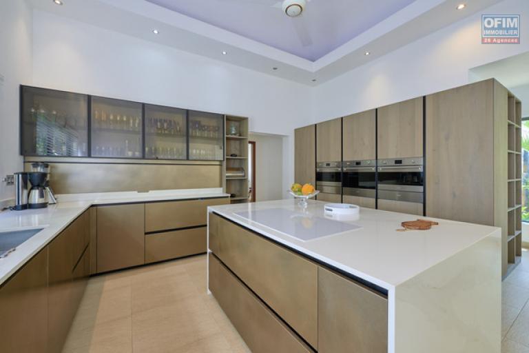 A vendre magnifique villa dans une residence accessible aux etrangers à Grand Baie.