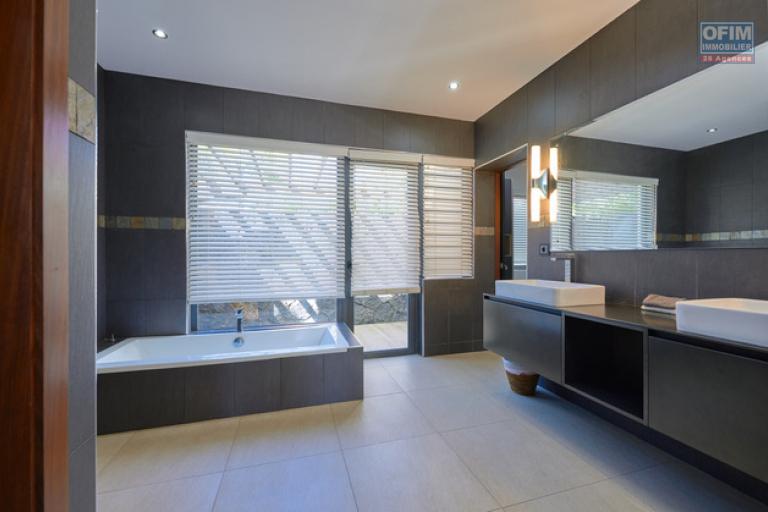 A vendre magnifique villa dans une residence accessible aux etrangers à Grand Baie.