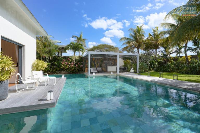 A vendre villa de 4 chambres en suite + bureau de 414,20 m2 sur un terrain de 1 065 m2 accessible aux etrangers à Grand Baie.