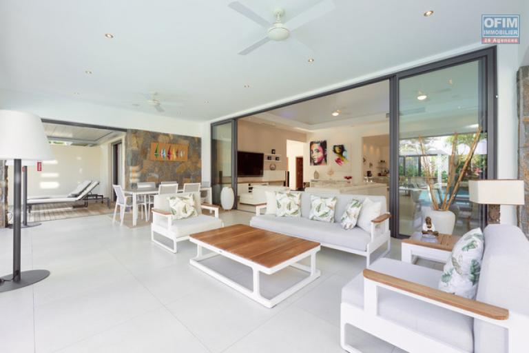 A vendre villa de 4 chambres en suite + bureau de 414,20 m2 sur un terrain de 1 065 m2 accessible aux etrangers &agrave; Grand Baie.