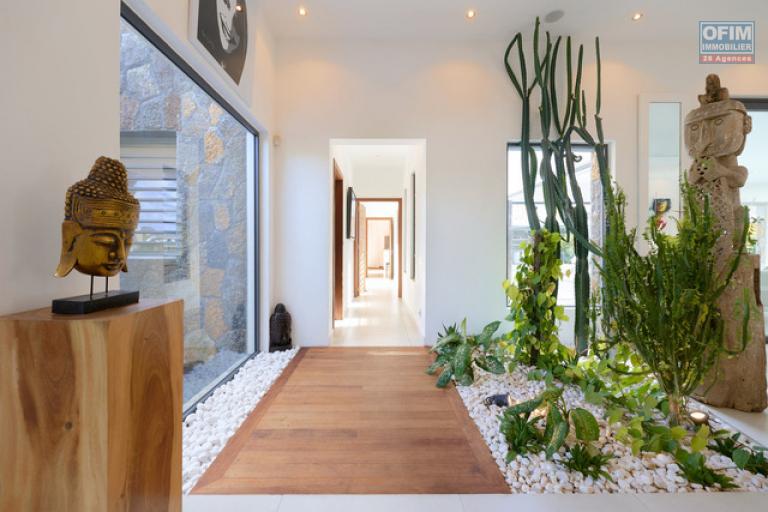 A vendre villa de 4 chambres en suite + bureau de 414,20 m2 sur un terrain de 1 065 m2 accessible aux etrangers &agrave; Grand Baie.